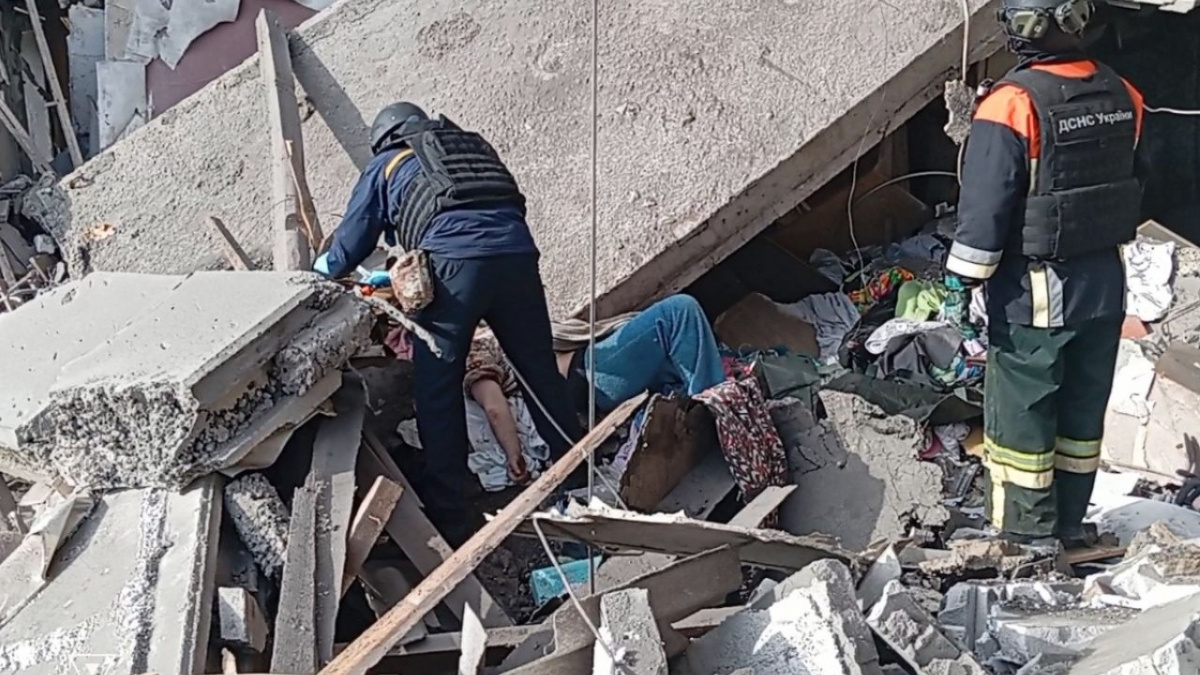 Після авіаудару по Добропіллю надзвичайники врятували чоловіка з-під завалів 5-поверхівки