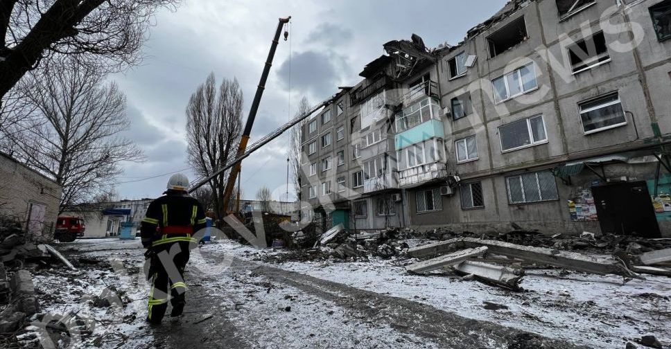 Провали від даху і до другого поверху: в Покровську триває розбір будинку після обстрілу