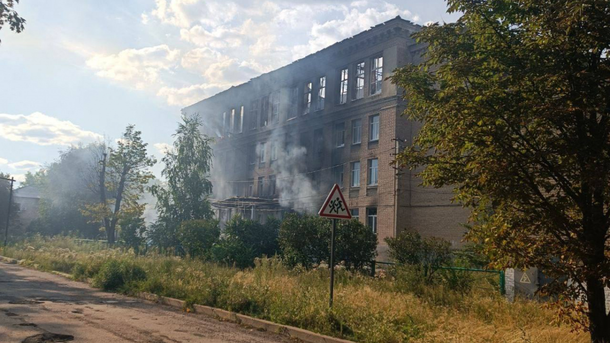 У Родинському внаслідок обстрілів поранено двох мирних жителів, зайнялася гімназія