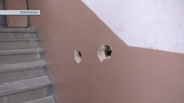 Попадала стеля, наскрізь посічені стіни: покровчани показали наслідки обстрілу