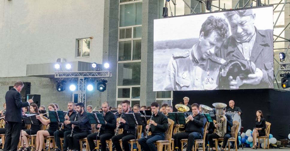 В Покровске прошел концерт «Поклонимся ветеранам» – подарок от Леонида Байсарова