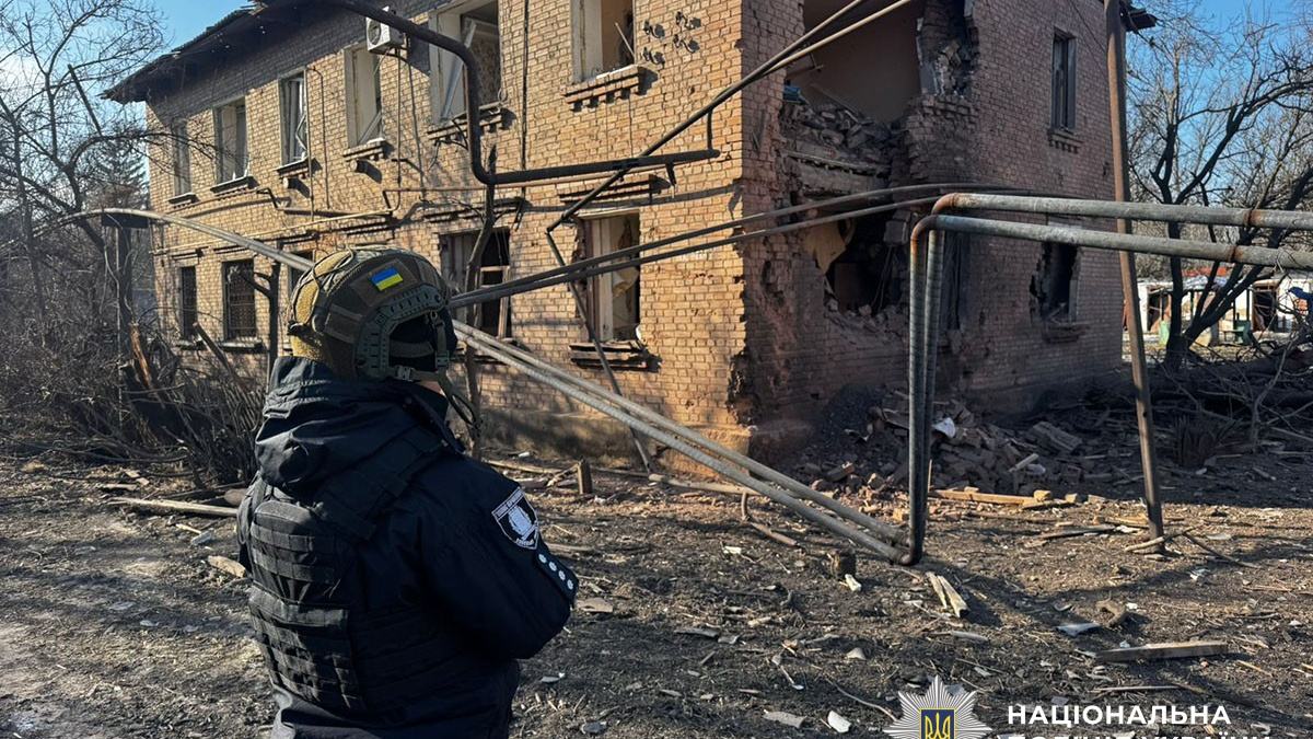 Дві людини загинули, ще чотири поранені через обстріли Донеччині 1 лютого