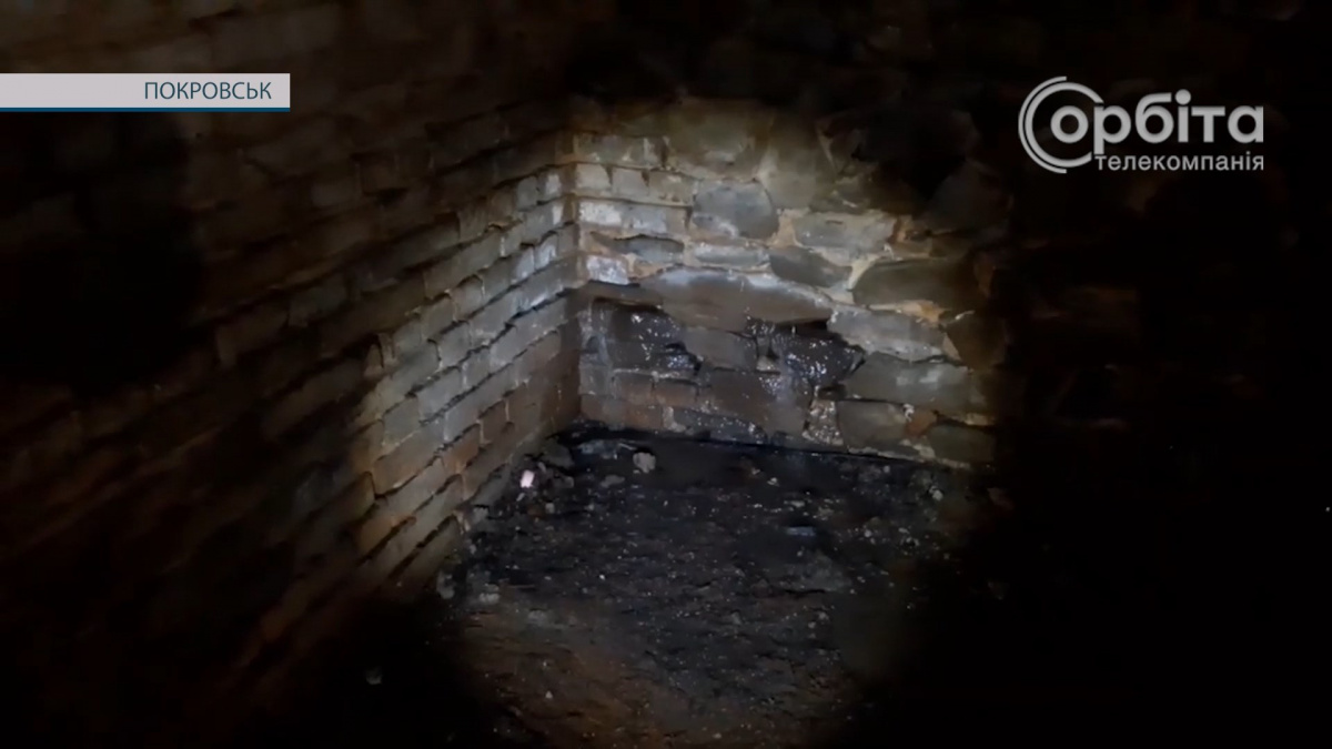 Укриття в одному з будинків Покровська затопило нечистотами: мешканці намагаються вирішити проблему