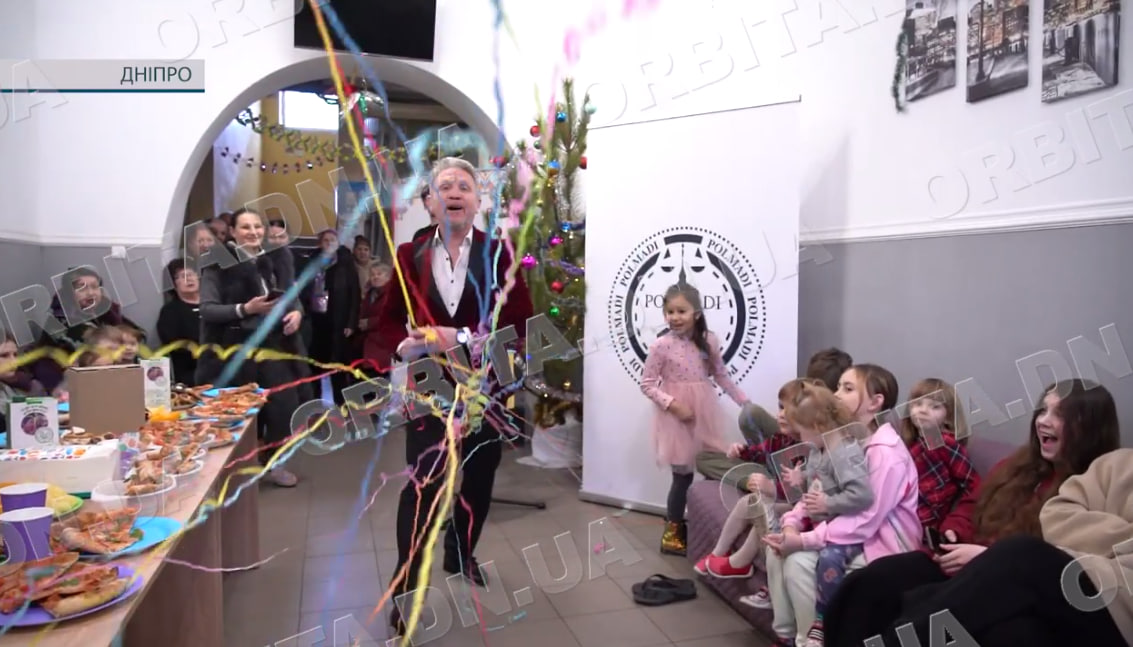 Поліцейські, військові й волонтери подарували свято дітям-переселенцям у Дніпрі