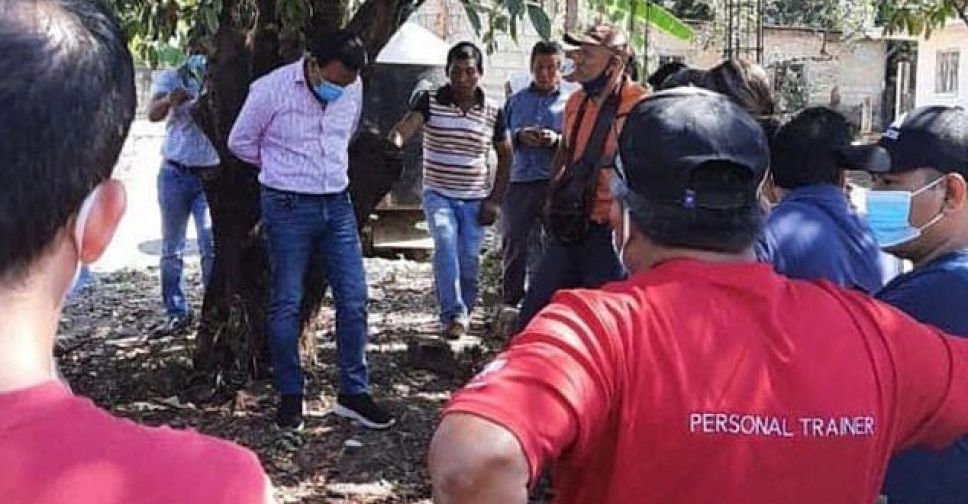 В Мексике мэра-обманщика привязали к дереву