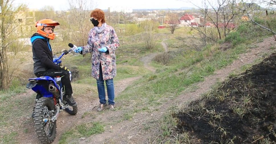 Мотогонщик Валерий Доценко застал на горячем поджигателей травы в Мирнограде