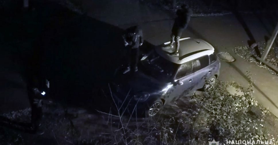 У Покровську поліцейські встановили осіб, які вночі пошкодили автівку під час селфі