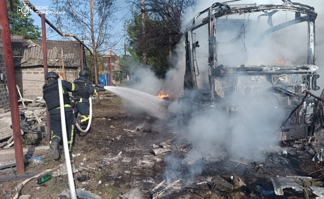 У Покровському районі за добу загорілися два автомобілі, один з них – внаслідок обстрілу