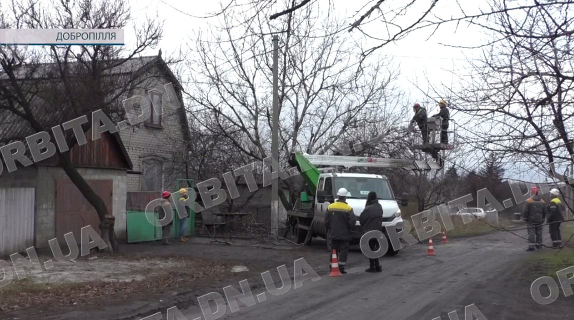 Замість планових робіт - аварійні. Бригади Покровського РЕМ продовжують працювати в регіоні