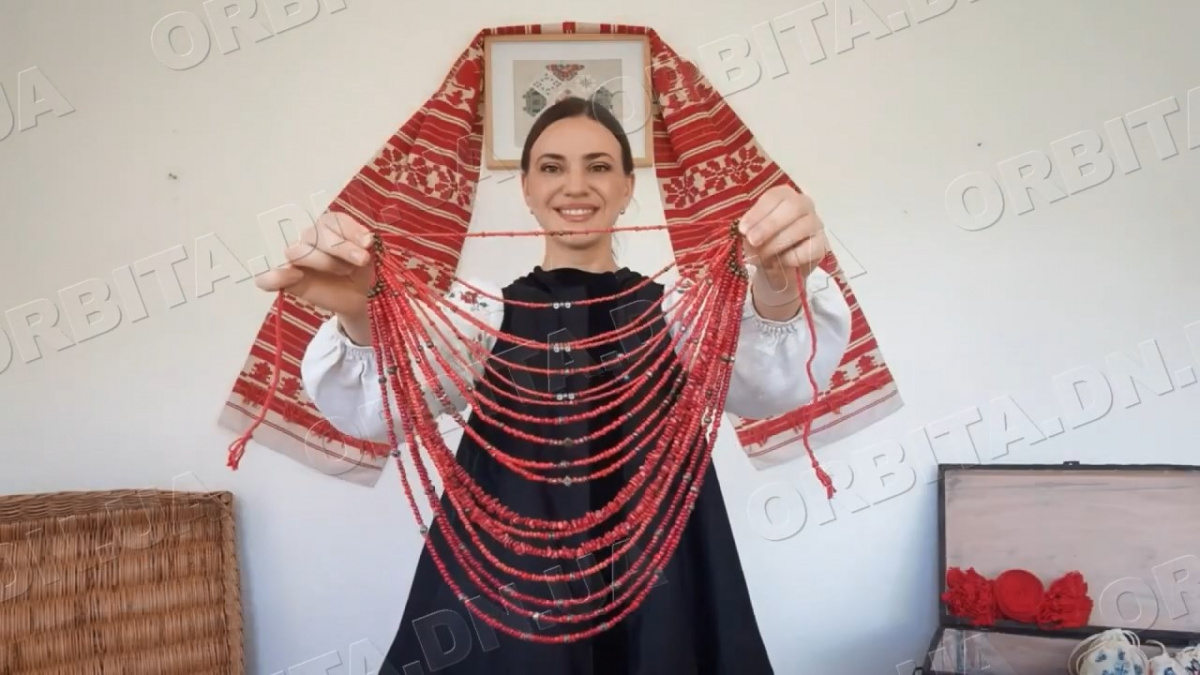«Скарби зі скрині часу»: етностилістка відтворила традиційне вбрання Донеччини XIX століття