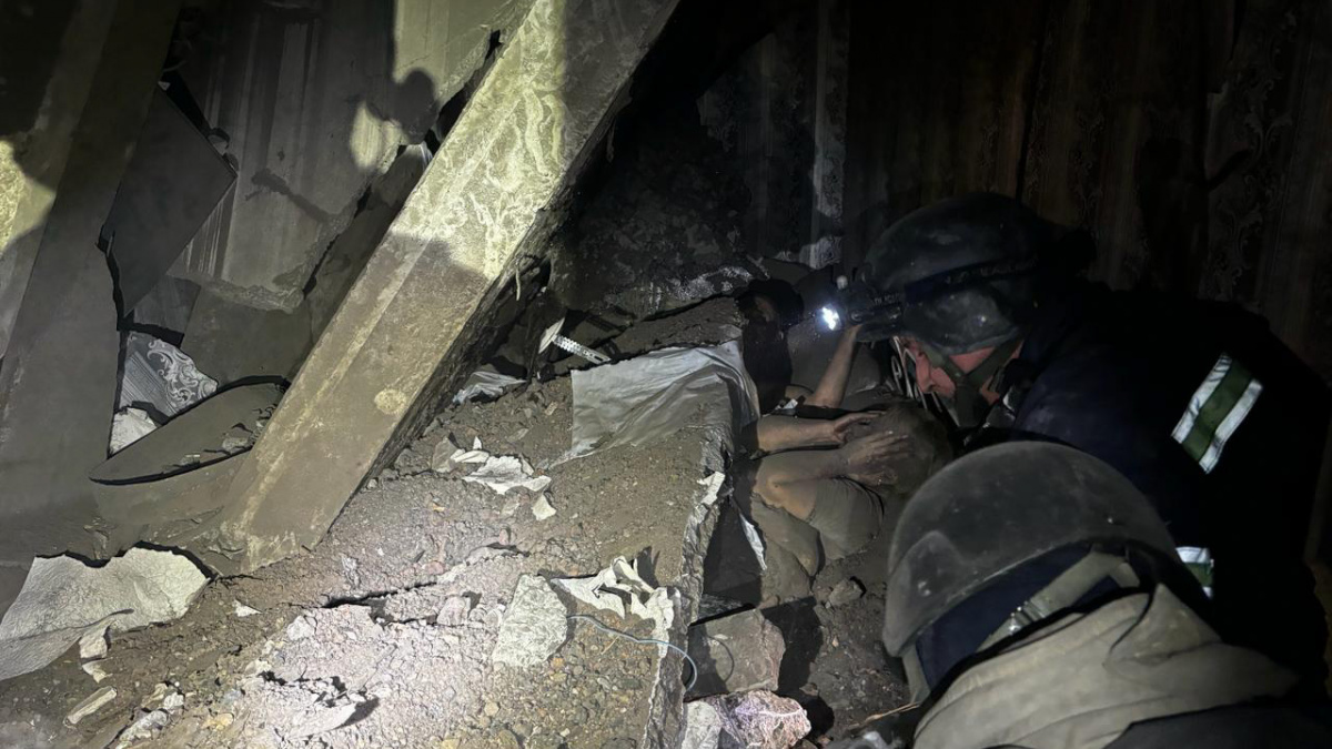 Обстріл Мирнограда: співробітники ДСНС врятували 4 людей з-під завалів 