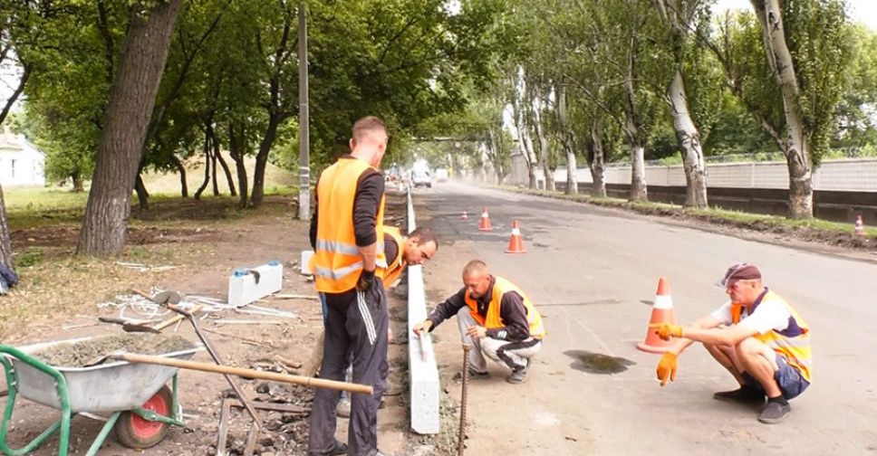 На улице Шмидта в Покровске приступили к ремонту вторых 700 метров дороги