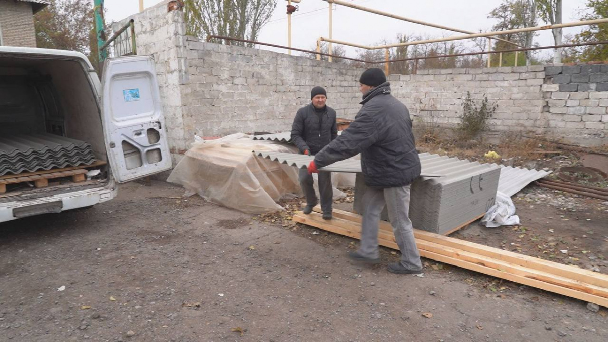 Прибирають вулиці, ремонтують покрівлі та мережі: в Родинському працює КП «Господар»