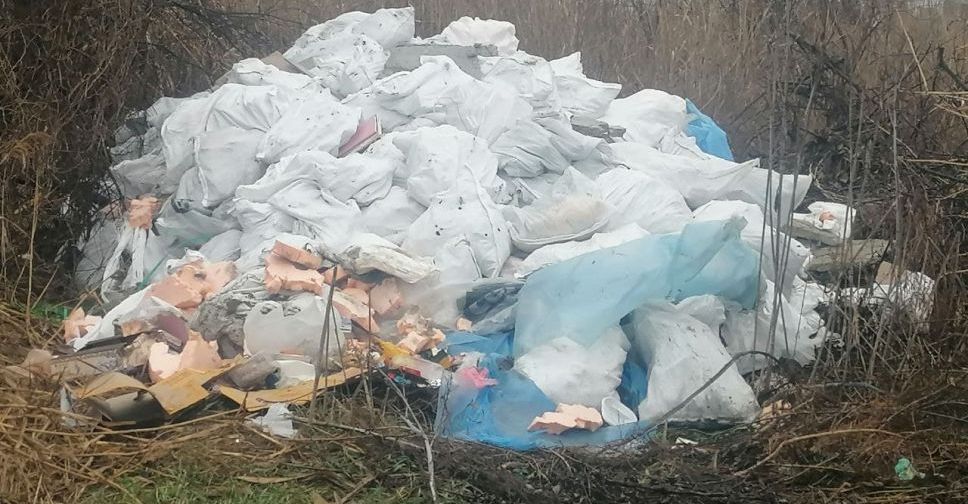 Муниципальная служба правопорядка выясняла, кто выгрузил строительный мусор в Покровске
