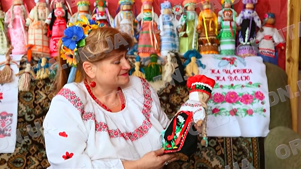Український оберіг: Ганна Мацько з Новогродівської громади шиє ляльки-мотанки в евакуації