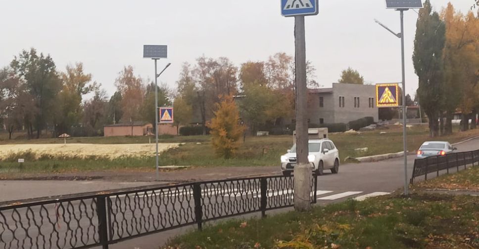 В Покровске появились дорожные знаки, работающие от солнечной батареи