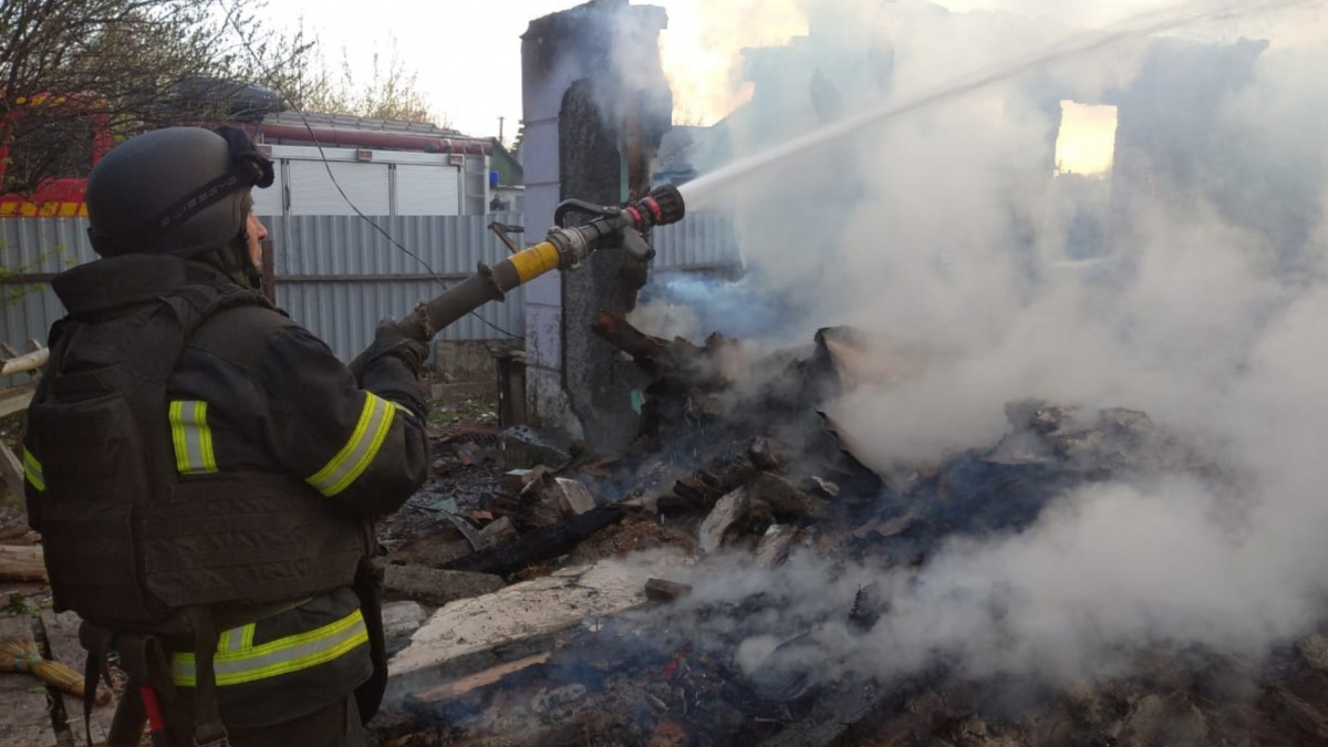 У Родинському внаслідок обстрілу загорівся приватний будинок