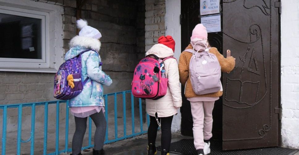 В школах и детсадах Покровска возобновились занятия. Сколько педагогов отстранены из-за отсутствия вакцинации?