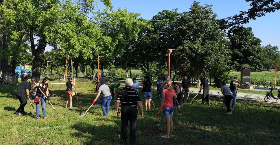 В парке «Юбилейный» прошел общегородской субботник