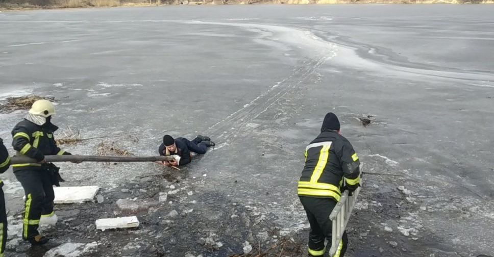 Рятувальники Мирнограда допомогли чоловіку вибратись з крижаної пастки