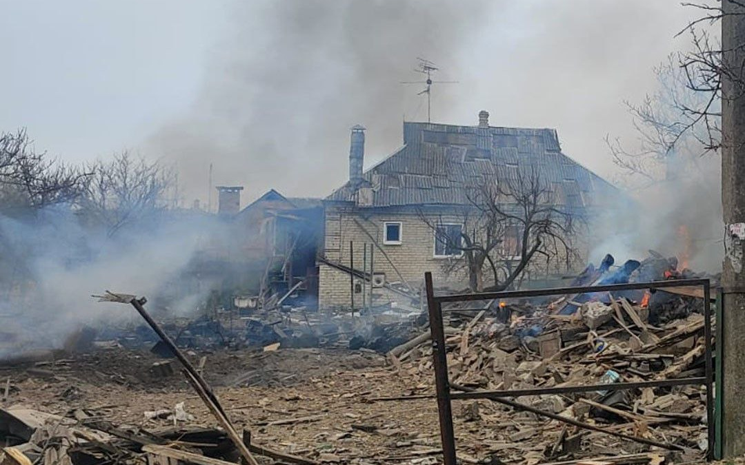 Одна людина загинула, четверо поранені через масовані обстріли Донеччини 24 березня