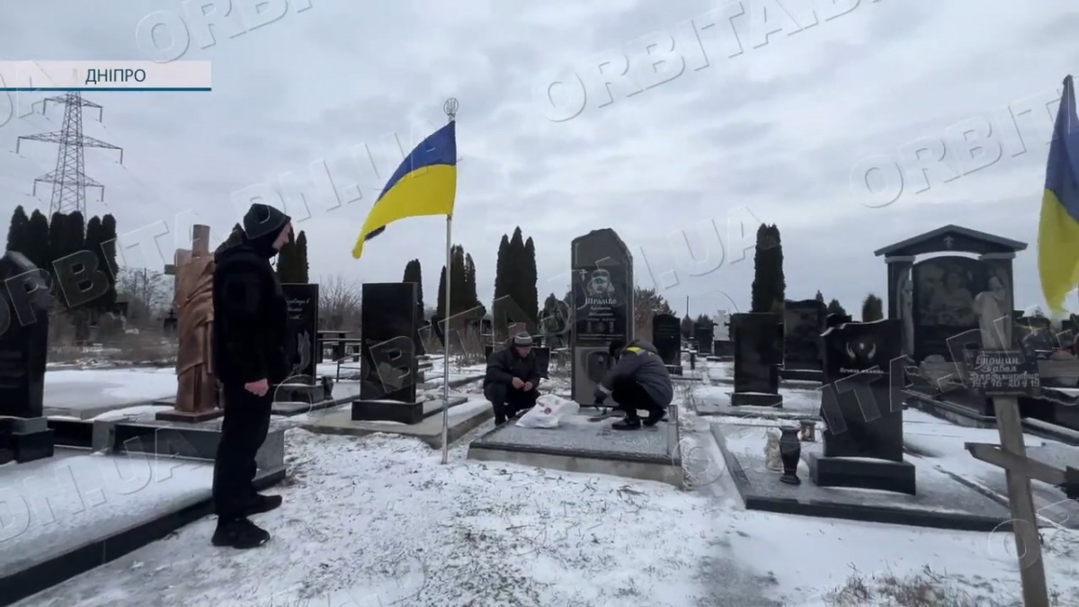 Покровські комунальники доглядають могили Героїв-земляків