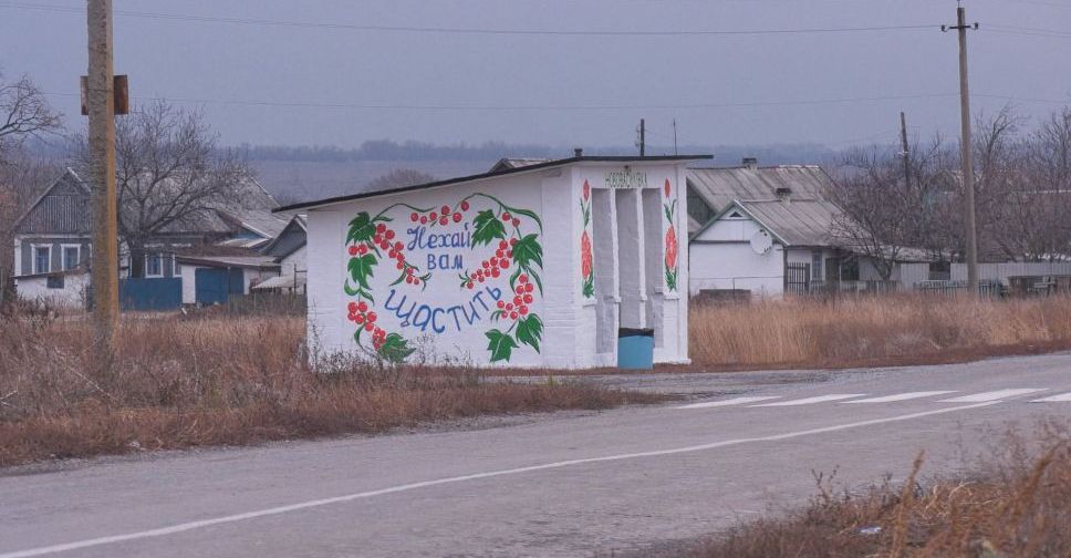 Жители Нововасильевки своими руками отреставрировали автобусную остановку