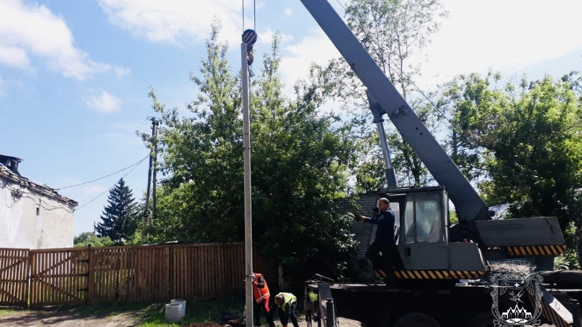 У Покровську встановили нові опори зовнішнього освітлення