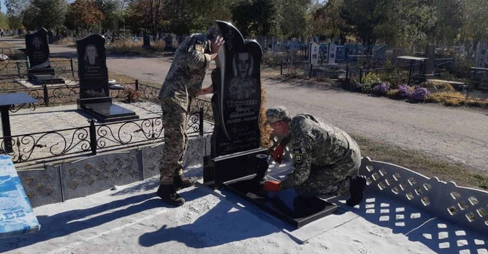 У Покровську та Мирнограді впорядкували місця поховання загиблих військовослужбовців