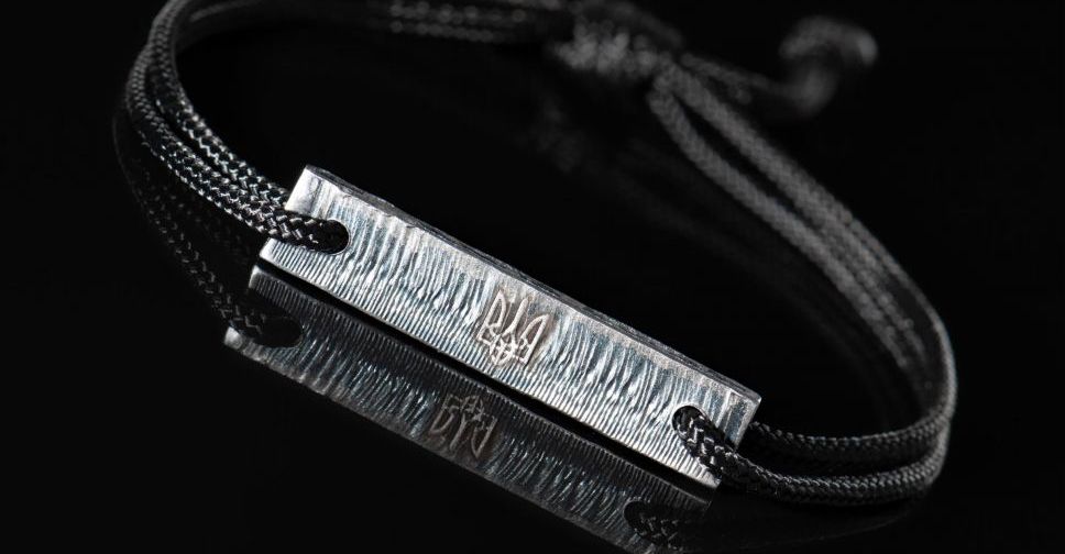UNITED24 та Метінвест випустили у продаж останній наклад браслетів із довоєнної сталі «Азовсталі»