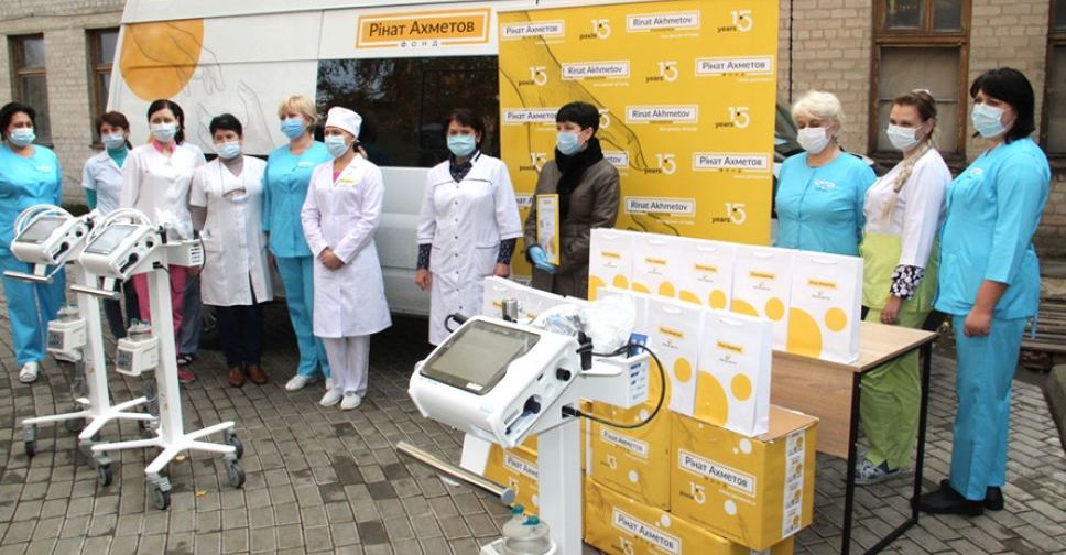Мирноградская инфекционная больница получила три аппарата ИВЛ от фонда Рината Ахметова и активов SCM