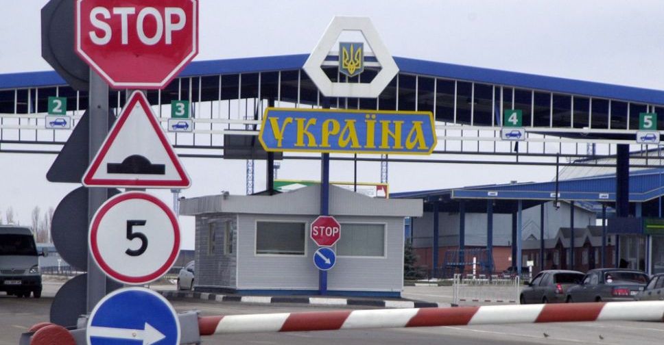Украина начала открывать пункты пропуска: где граждане могут пересечь границу