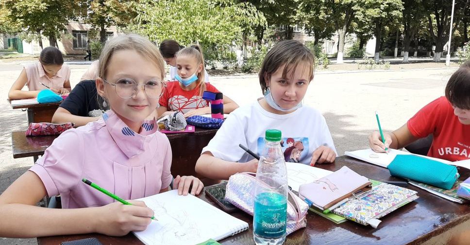 В одной из школ Покровска проводят уроки на свежем воздухе. Креатив или рекомендации МОЗ?