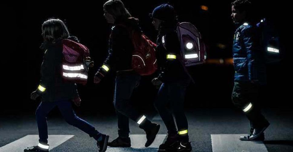 Непомітні пішоходи: як убезпечити себе та дітей в темну пору доби на дорозі