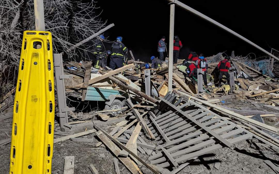 Удари по Покровському району: пошуково-рятувальна операція триває