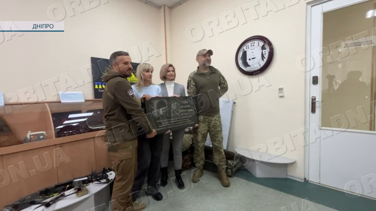 Захисники вивезли з Покровська меморіальну дошку сотнику УНР