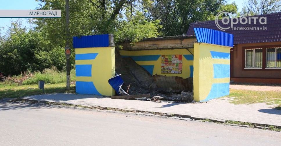 У Мирнограді в негоду обвалився дах автобусної зупинки