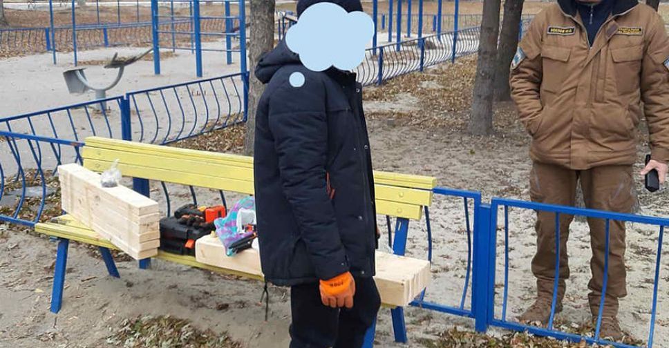 Подростки, ломавшие детскую площадку в Покровске, восстановили ее вместе с родителями