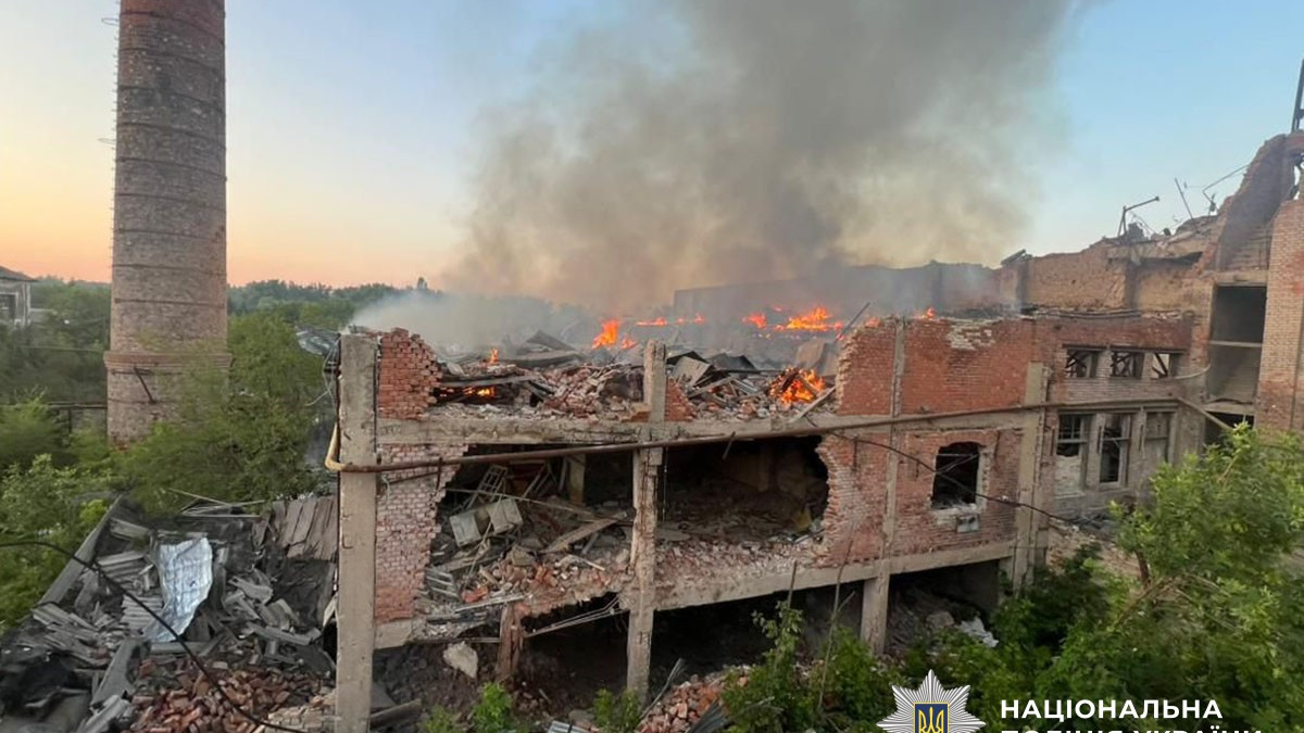Обстріли 12 населених пунктів, 3 загиблих і 7 поранених: про наслідки російських обстрілів Донеччини за добу повідомили в поліції