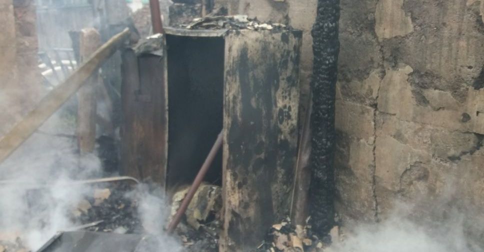 В Покровске пожар уничтожил часть жилого дома и хозпостройки