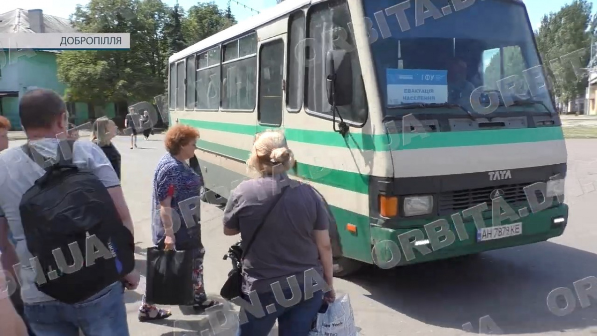 З болем у серці назустріч невідомості: добропільчани масово евакуюються