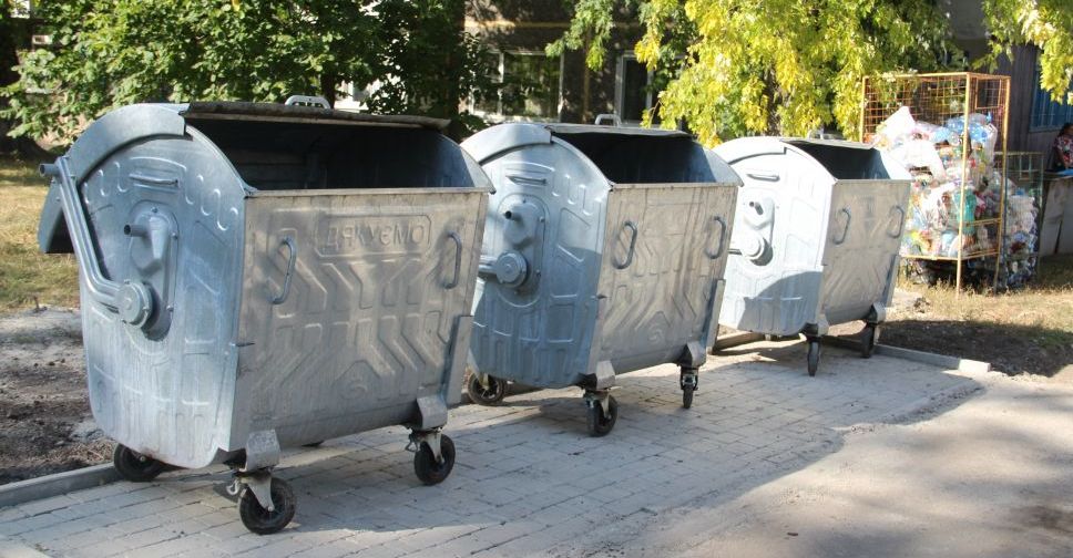 В Покровске обновляют стоянки для мусорных контейнеров