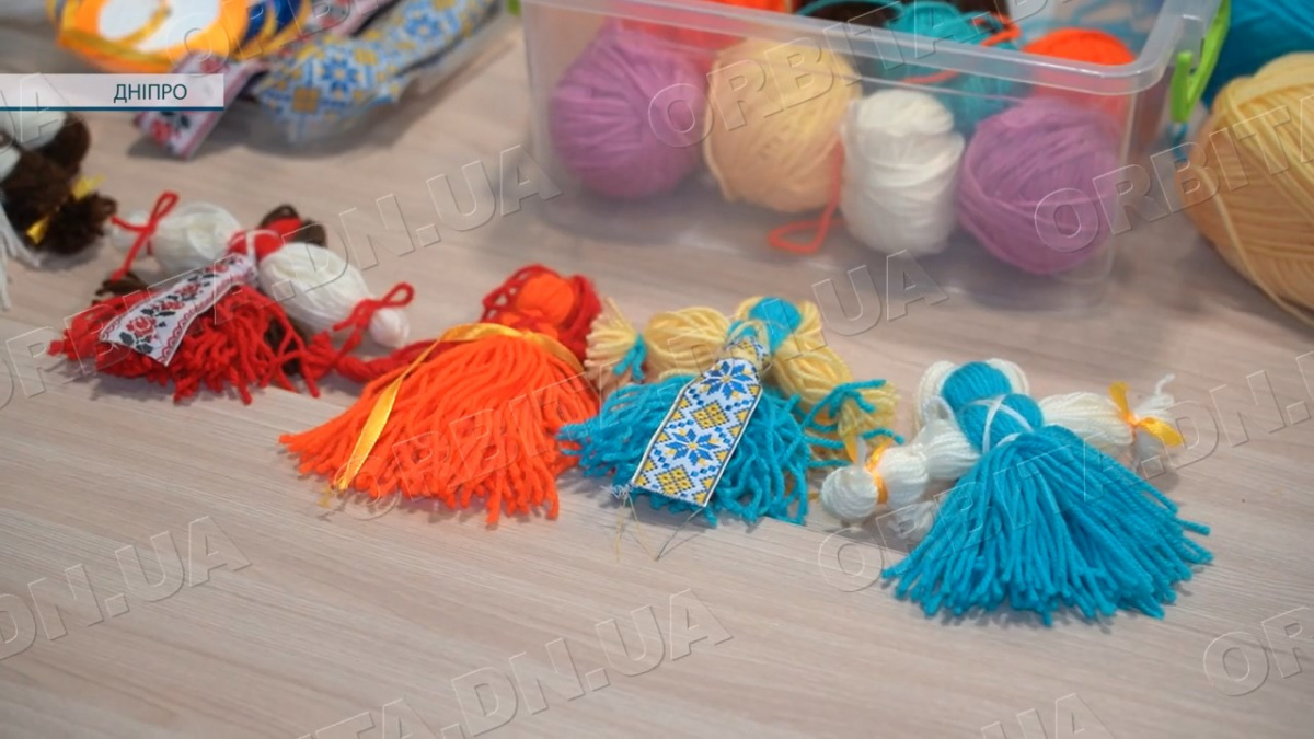 Оберіг від зла: вихованці Покровського палацу культури виготовляли ляльки-мотанки