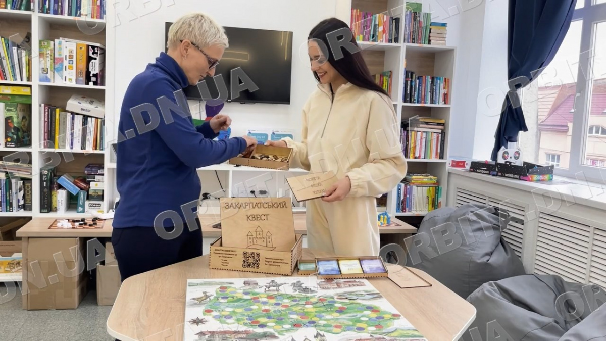 «Закарпатський квест»: переселенки з Донеччини створили крафтову настільну гру