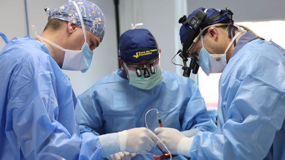 Медики з Канади та США за підтримки Метінвесту провели реконструктивні операції на обличчі українським військовим