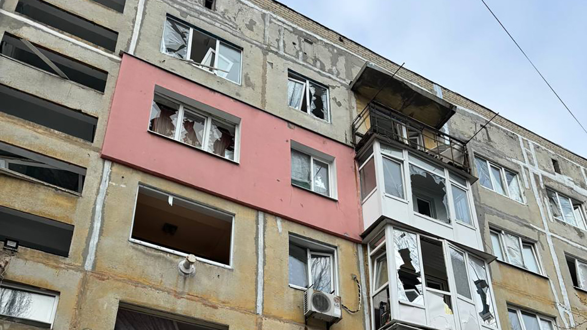 Нічний обстріл Мирнограда: з’явилися фото пошкоджених багатоповерхівок