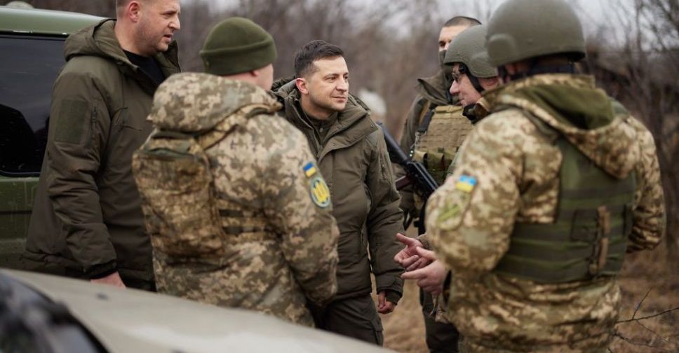 Візит Зеленського на Донбас: вшанував загиблих воїнів та побував на передовій