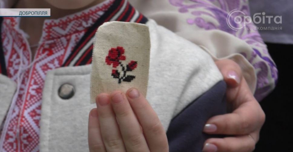 Червоні троянди на захист українських воїнів: добропільські діти вишили обереги