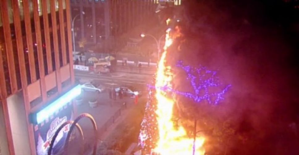 У центрі Нью-Йорка безхатько спалив різдвяну ялинку