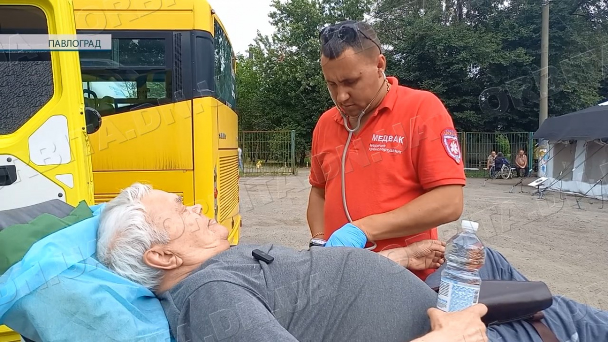 Хвиля евакуації: жителі Донеччини і Дніпропетровщини масово виїжджають
